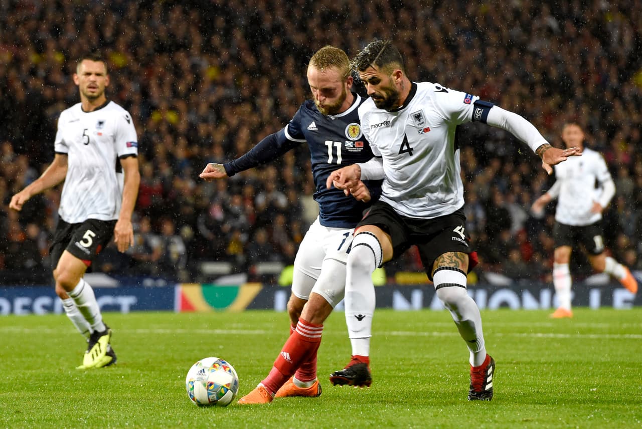 Y tras el gol Escocia no bajó las revoluciones. Aquí el delantero del Sporting Kansas City (11) Johnny Russell, dándole dolores de cabeza a la zaga de Albania.