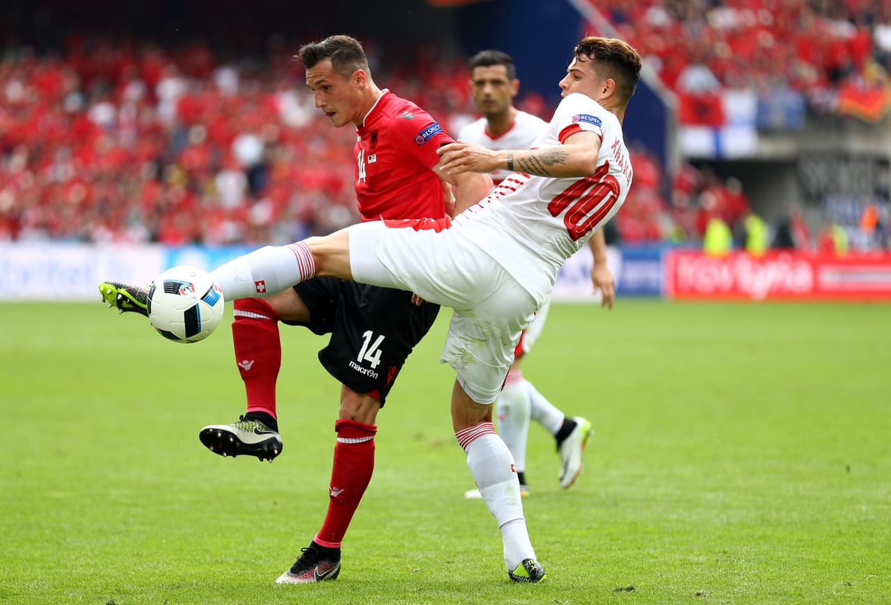 Granit Xhaka tiene a su hermano, Taulant Xhaka, nacido también en Basilea, como jugador de la selección de Albania. Ambos se enfrentaron en la cancha durante la Euro 2016.