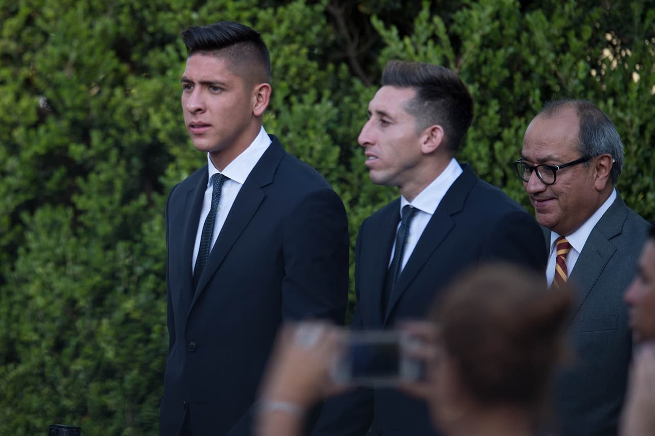 Cuerpo técnico, comandado por Juan Carlos Osorio, y jugadores de la selección mexicana de fútbol asistieron este jueves al abanderamiento a cargo del presidente Enrique Peña Nieto y la primera dama Angélica Rivera en la Residencia Oficial de Los Pinos. La bandera tricolor la recibió Héctor Moreno y las palabras del equipo las entregó Rafa Márquez.