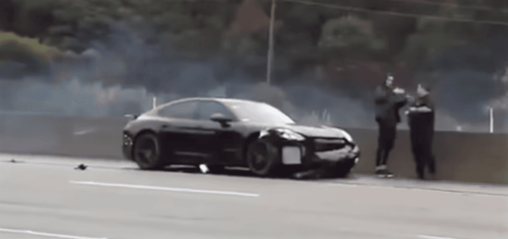 Aquí se aprecia a lo lejos cómo quedó el auto del dos veces MVP de la NBA.