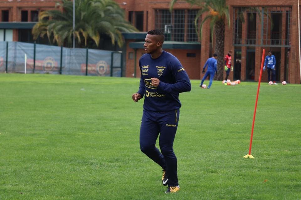 Ecuador tiene posibillidades reducidas de avanzar, pero se aferra a ellas. Antonio 'Toño' Valencia está enfocado en sacar puntos ante Chile y Argentina, esperando algún tropiezo de quienes lo superan en la clasificación.