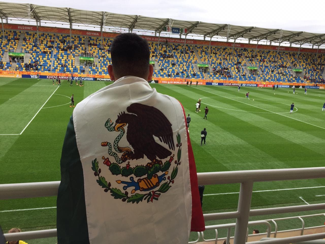 La bandera mexicana engalanó el escenario desde las tribunas.