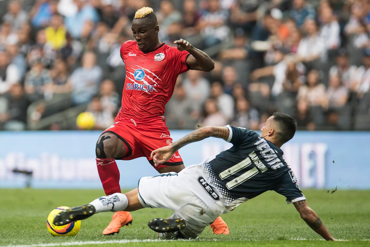 Quiñones fue uno de los jugadores más participativos aunque la defensa de Monterrey lo secó de buena forma para evitar el daño.