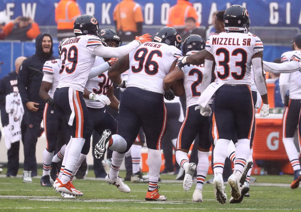 En el segundo cuarto los Bears tomaron la ventaja. El tackle defensivo Akiem Hicks se alineó para una jugada ofensiva para tener acarreo de 1 yarda y darle ventaja a Chicago por 14-7.