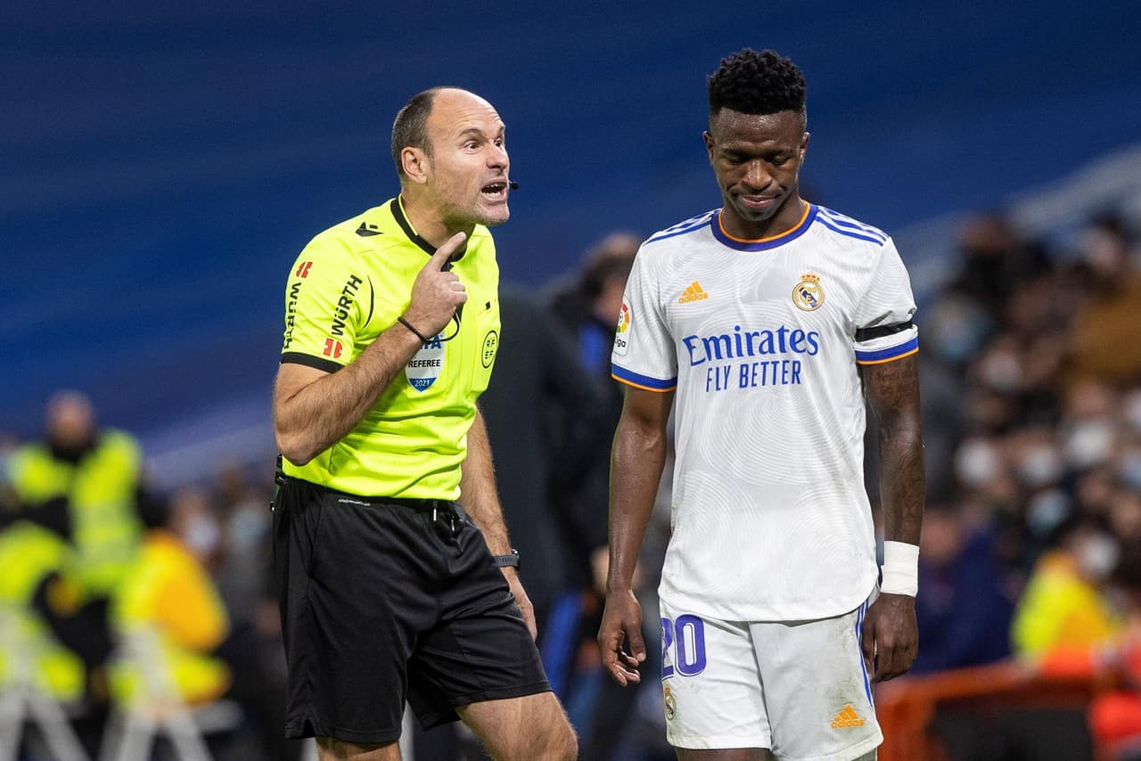 Con goles de Karim Benzema y Marco Asencio, el Real Madrid se impone al Atlético de Madrid, se lleva el Derby y sigue con paso perfecto en La Liga.