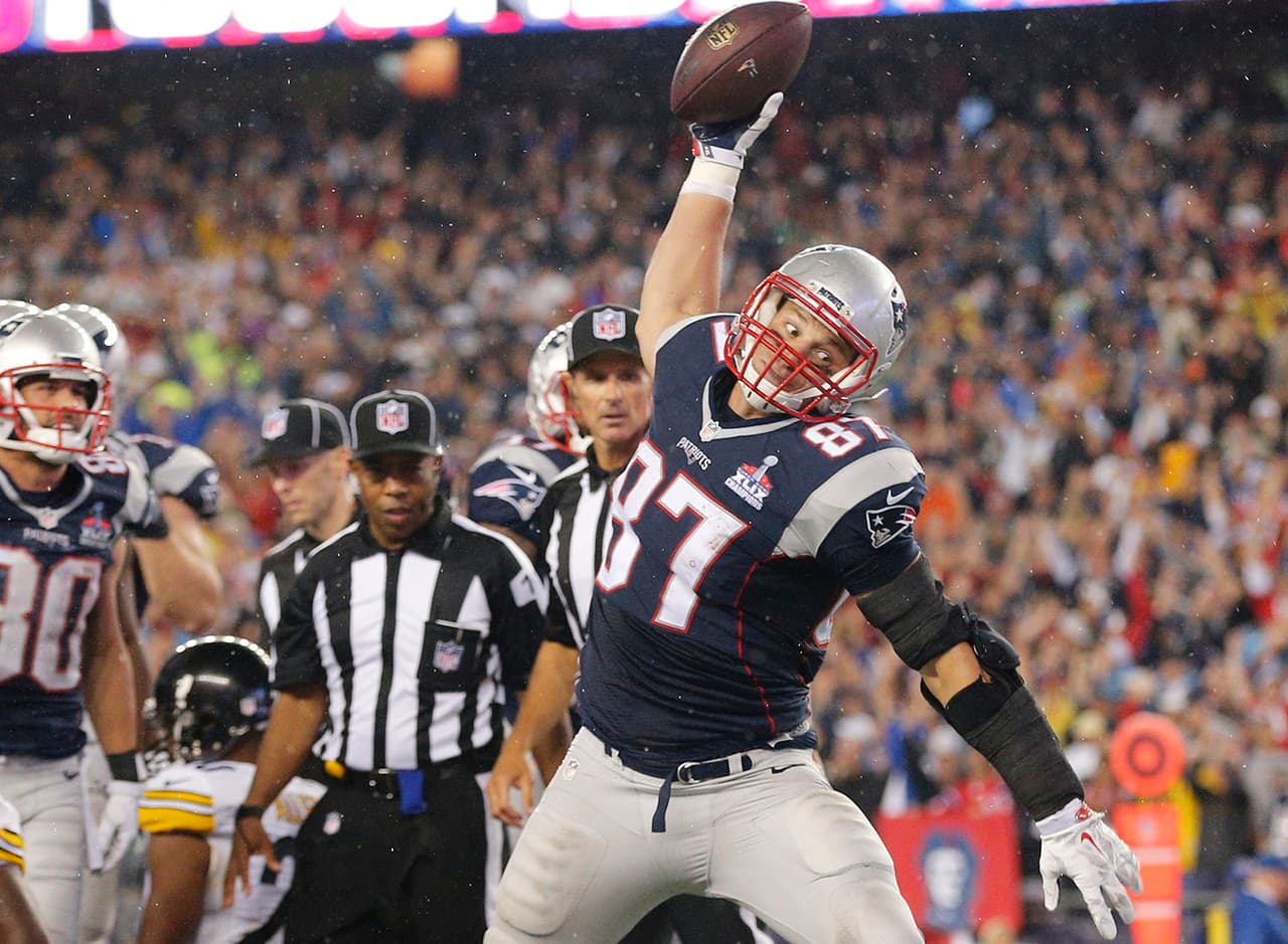 <b>Ala cerrada: ROB GRONKOWSKI (Patriots, 2010-presente)</b>
<br>La impresionante selección de segunda ronda ha atrapado 10 o más pases de touchdown en cinco de sus siete temporadas en la NFL, incluyendo sus tres primeras. Gronkowski es un competidor, pero también es un tipo diferente, como lo han demostrado sus diversas travesuras fuera de campo y acrobacias en los últimos años. Chicos como ese no siempre son los más seguros de mentalidad en cuanto a fútbol americano, pero Belichick ha instilado en él la actitud correcta en el campo.