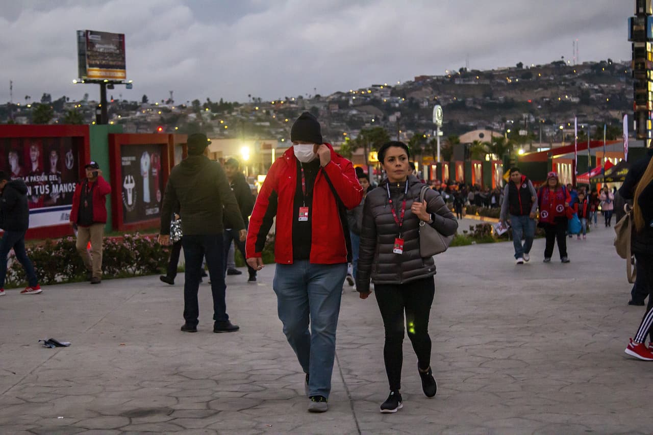 Los asistentes a los estadios toman precauciones ante la inminente propagación del virus.