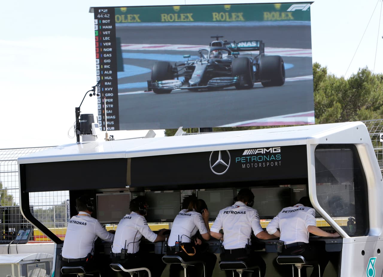 Este viernes la acción en el Gran Premio de Francia (Circuito Paul Ricard en Le Castellett) inició con las dos primeras sesiones de prácticas libres. Los autos de Mercedes volvieron a estar en lo más alto de la clasificación: Lewis Hamiton en la primera y Valtteri Bottas en la segunda. Por su parte, Sergio 'Checo' Pérez fue puesto 11 y 16, respectivamente.