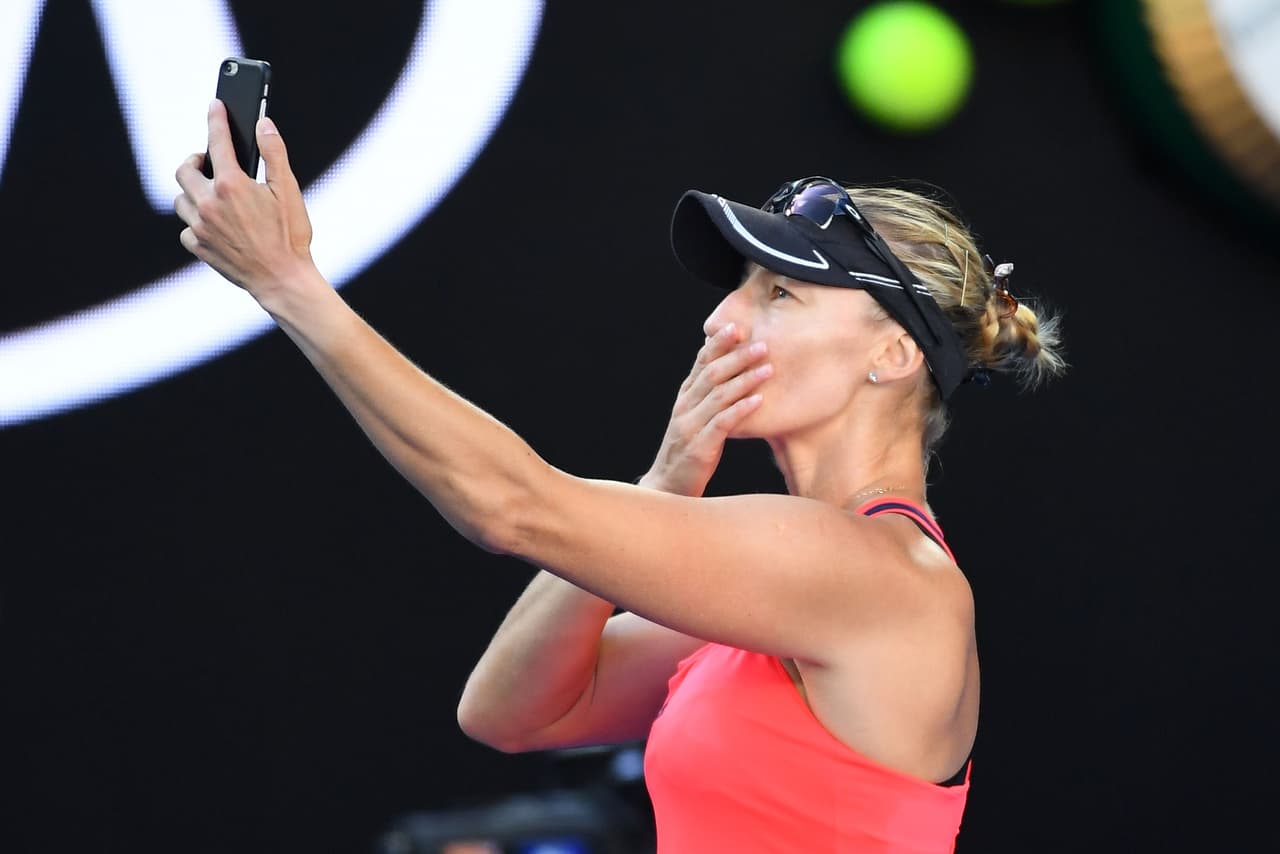 "Estoy muy contenta por ella", dijo Serena sobre Mirjana, que se despidió del público de la Rod Laver Arena donde ha escrito una gran historia, grabando un vídeo con los aficionados al fondo y dándoles un beso. "Es una inspiración y merece todo el crédito", señaló.