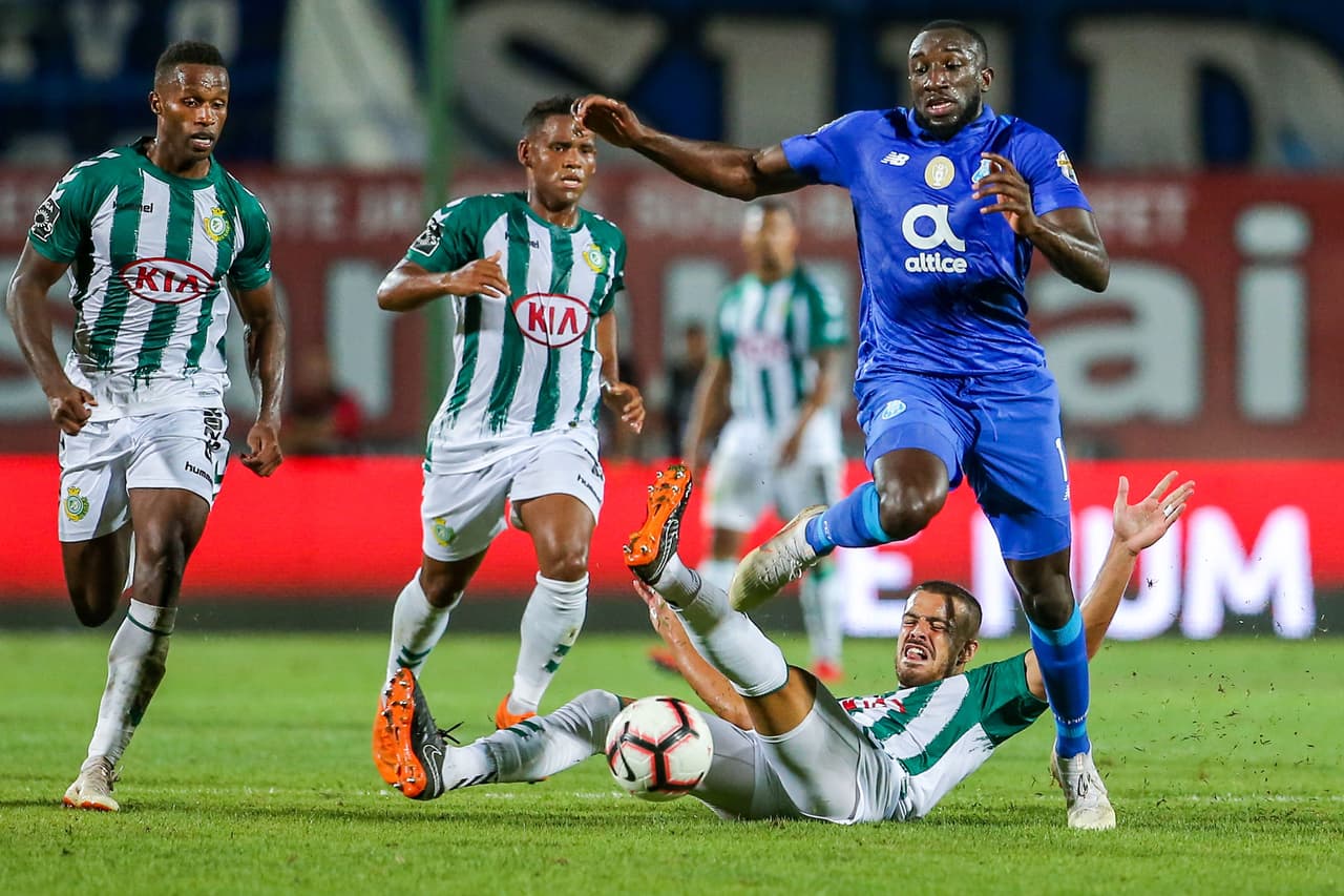 El delantero francés Moussa Marega (derecha) buscó anotar un gol más para el Porto.