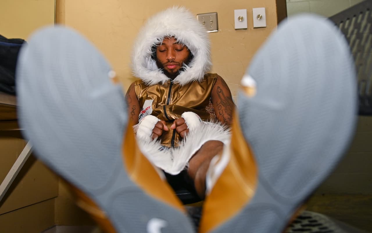 El filipino tuvo algunos problemas al arranque de la pelea con la rapidez de Stephon Young. Donaire se vio más suelto de manos a partir del tercer round, y para el sexto conectó un tremendo gancho con la zurda que acabó la contienda.