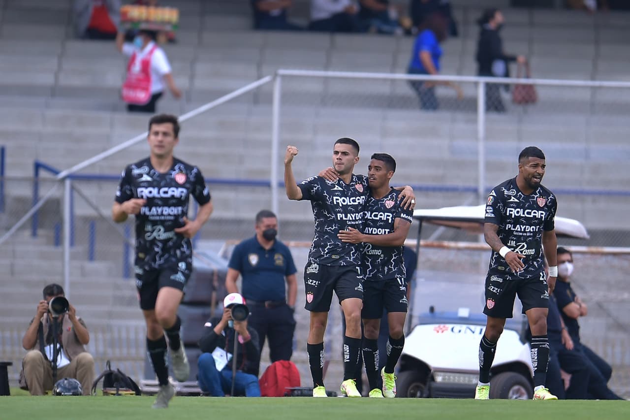 Cuando Pumas lucía más peligroso, una descolgada de Dieter Villalpando y su inmejorable pase filtrado para Alan Medina abrían el marcador para Necaxa.