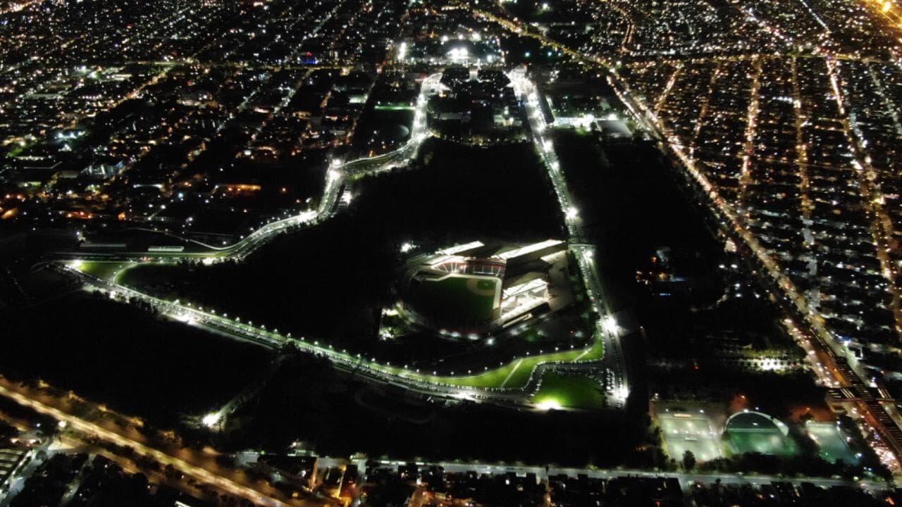 La carrera de 24 horas de duración es más dura para todos durante la fría noche en Iztacalco.