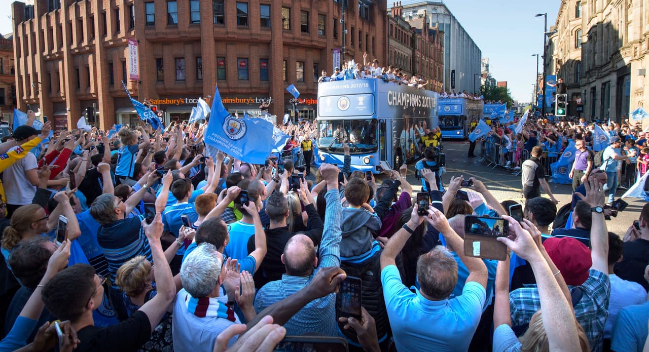 Los fanáticos de Manchester City inundaron la ciudad para festejar con los jugadores del equipo el título obtenido en Premier League, en medio del colorido y euforia de hinchas de todas las edades.