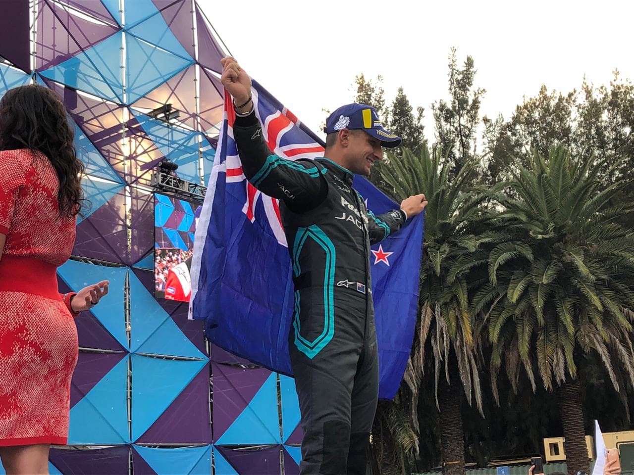 Con el último voltio de su batería arrebató la bandera de cuadros en el Autódromo Hermanos Rodríguez.