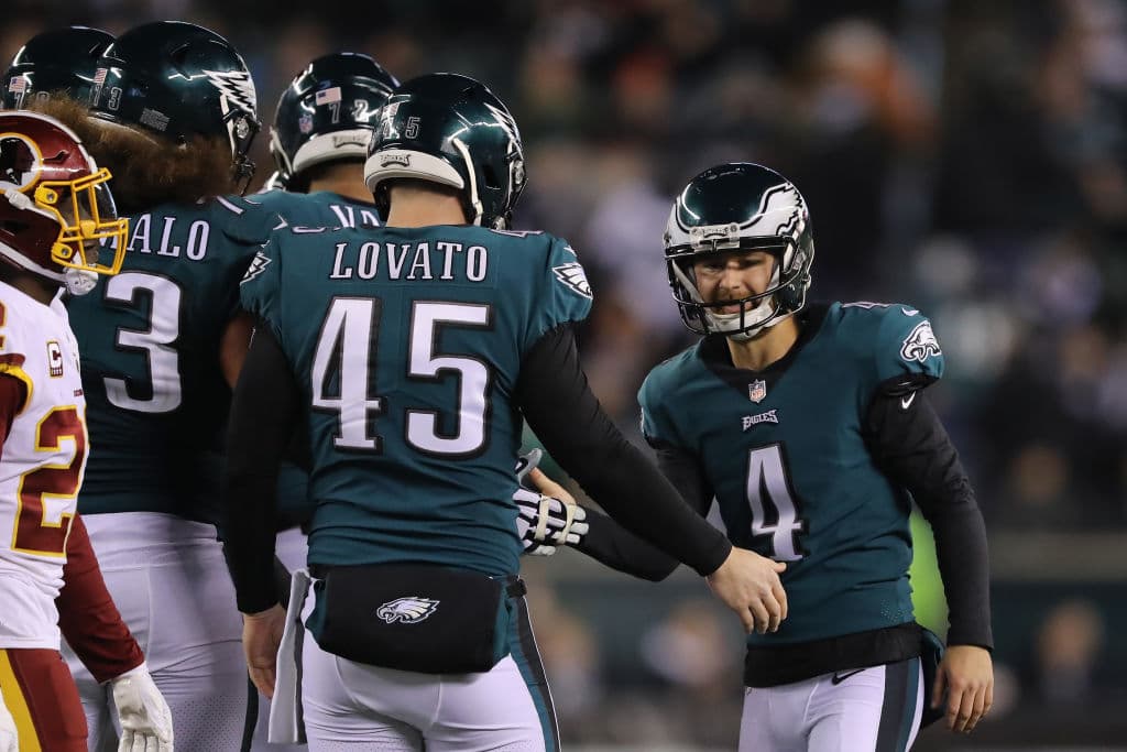 Jake Elliott (4) patearía dos goles de campo, de 46 y 44 yardas respectivamente, en el último cuarto, para dejar el marcador en 25-13 primero, y luego en cifras decisivas de 28-13.