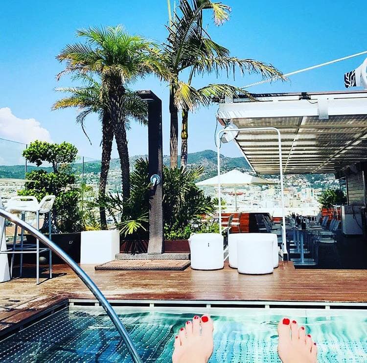 Es uno de los hoteles más populares de la localidad con varios restaurentes y bares en su interior. Una fuente de ingresos que la familia Messi disfruta.