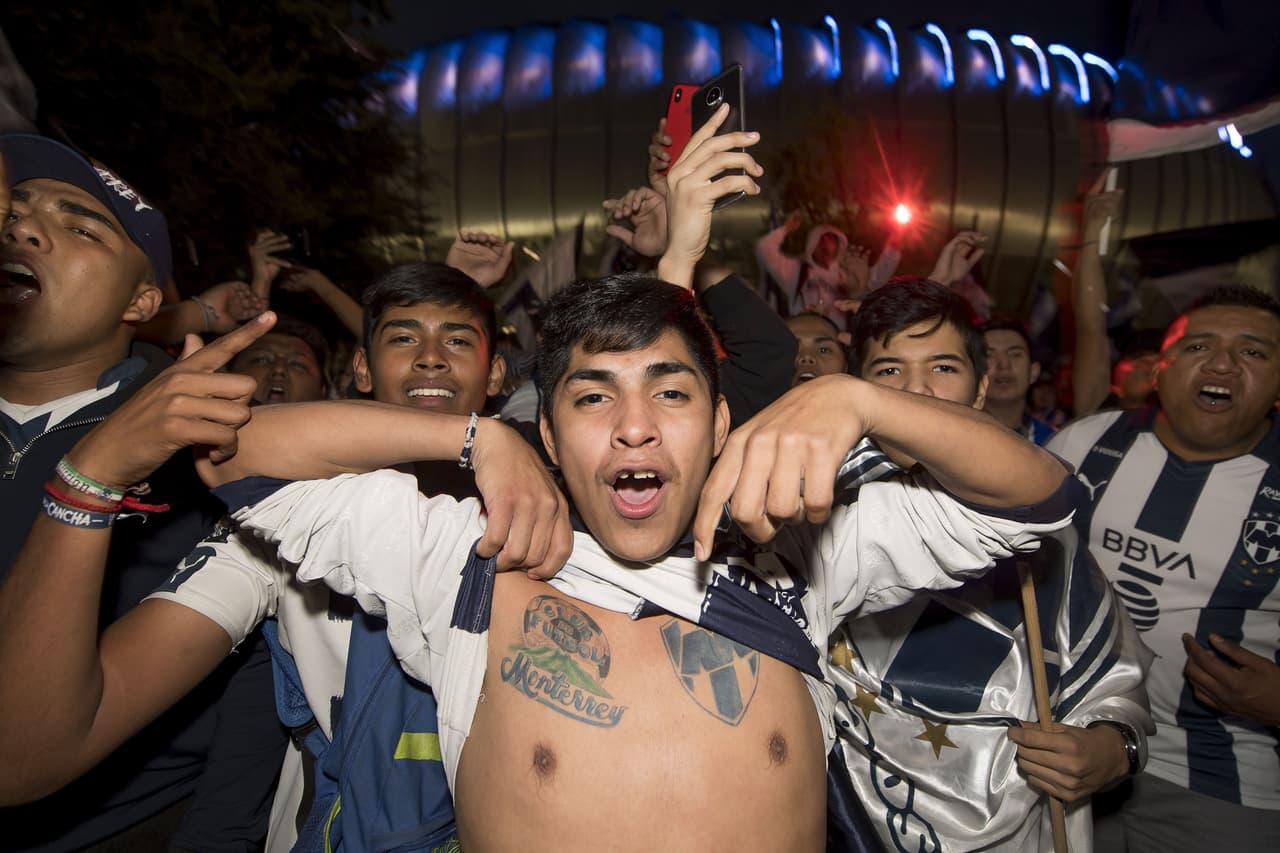 La afición de Rayados muestra confianza en su equipo y llega al Estadio con banderas, cánticos y bengalas.