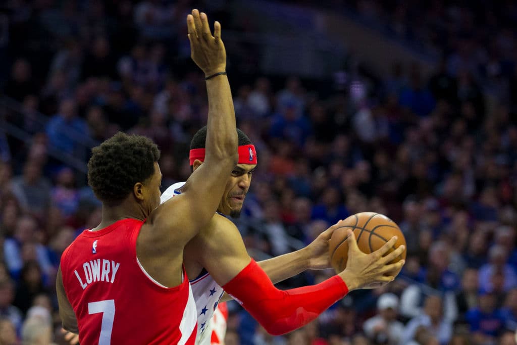 Los Philadelphia 76ers se negaron a ser eliminados en casa al vencer 112-101 a los Toronto Raptors en el Juego 6 de su serie de Playoffs de segunda ronda en la Conferencia del Este en la NBA y con esto forzaron al séptimo y definitivo encuentro, que habrá de jugarse el domingo próximo. Jimmy Butler anotó 25 puntos y Ben Simmons aportó 21 para que los Sixers alarguen la serie en Canadá.