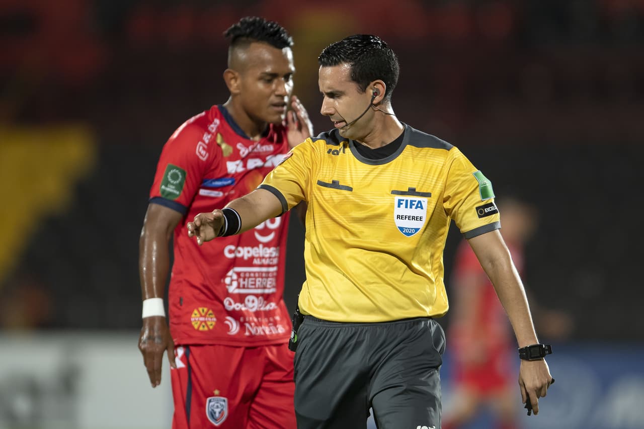 César Arturo Ramos Palazuelos, árbitro mexicano, fue el encargado de llevar el control del partido.