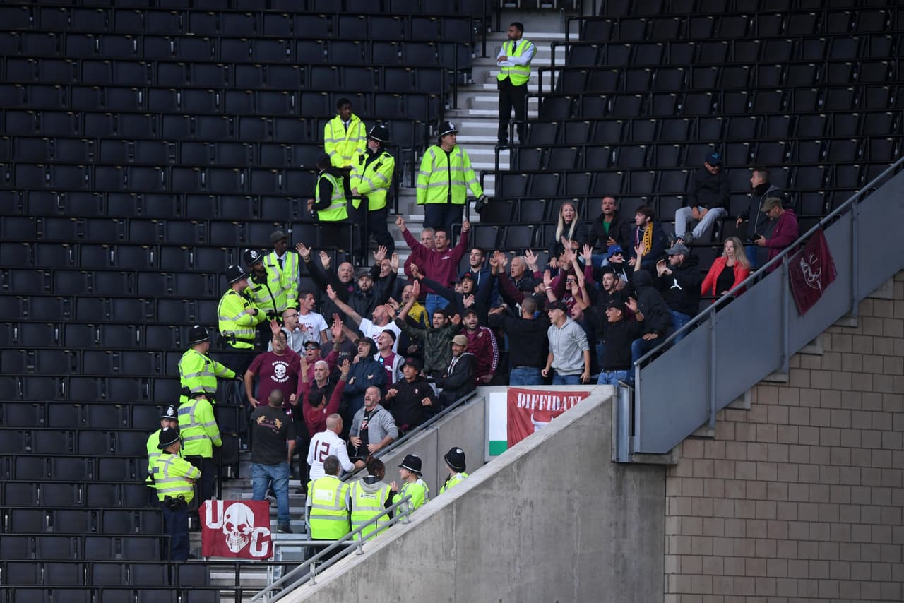 Los fanaticos del Torino apoyan a su equipo como visitantes al Molineaux.