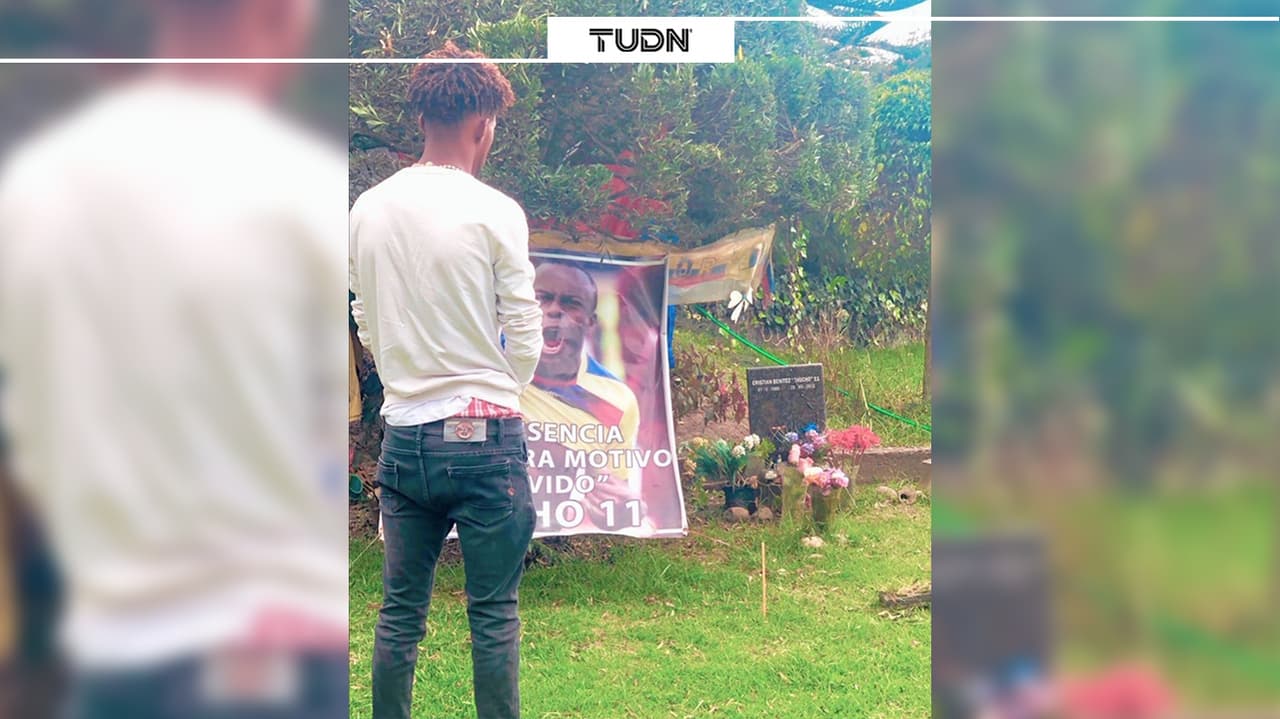 Fabiano, hijo mayor de 'Chucho' Benítez, visita la tumba de su padre