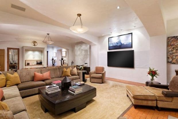 Pero por si fuera poco, la casa es muy acogedora y la gente que ingresa a la casa, no quiere irse y además en las paredes colgó mucho arte, pues es amante de las obras artísticas que ha coleccionado a través de los años.