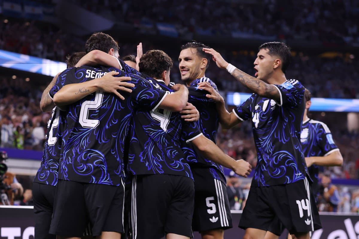 Argentina solicitaría a la FIFA jugar con playera de visitante contra Inglaterra