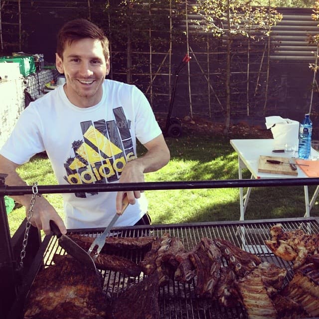 Un buen asado con Messi en el 2013 y su corte muy similar al de 2012.