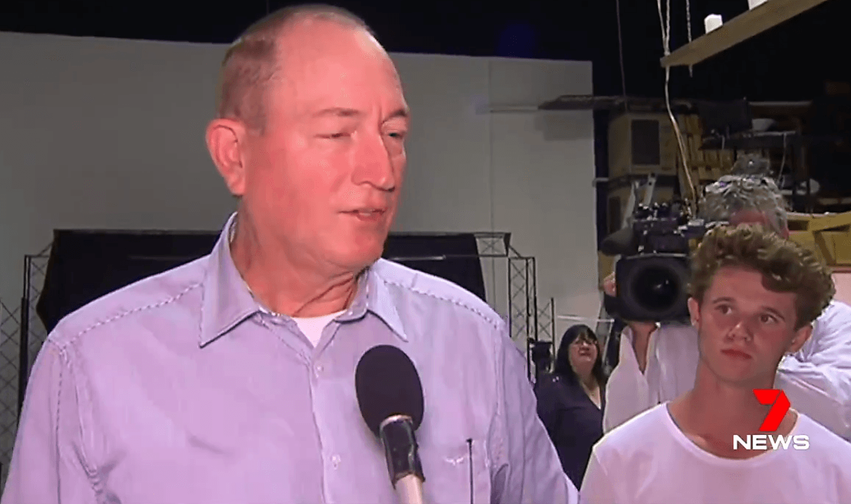 El adolescente australiano (der) quien fue arrestado por reventarle un huevo en la cabeza al senador de la extrema derecha Fraser Anning (izq) luego de la masacre ocurrida en Nueva Zelanda, en una mezquita.