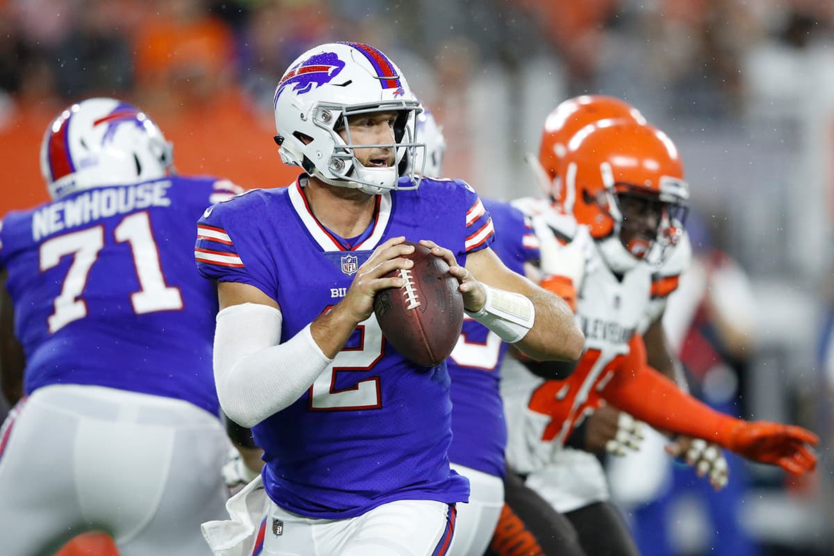 En Cleveland, los Browns no pudieron sumar su segundo éxito de pretemporada, cayeron 19-17 ante los Buffalo Bills, con Nathan Peterman (centro) con 113 yardas y un pase de anotación.