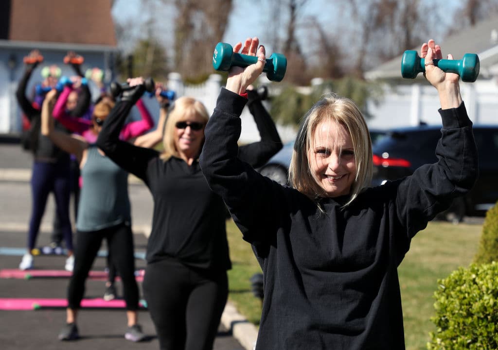 Tras la emergencia del coronavirus, Jamie Benedik organizó clases de fitness a puerta abierta en Long Island. Los asistentes tomaron la sesión conservando una distancia prudente entre ellos.