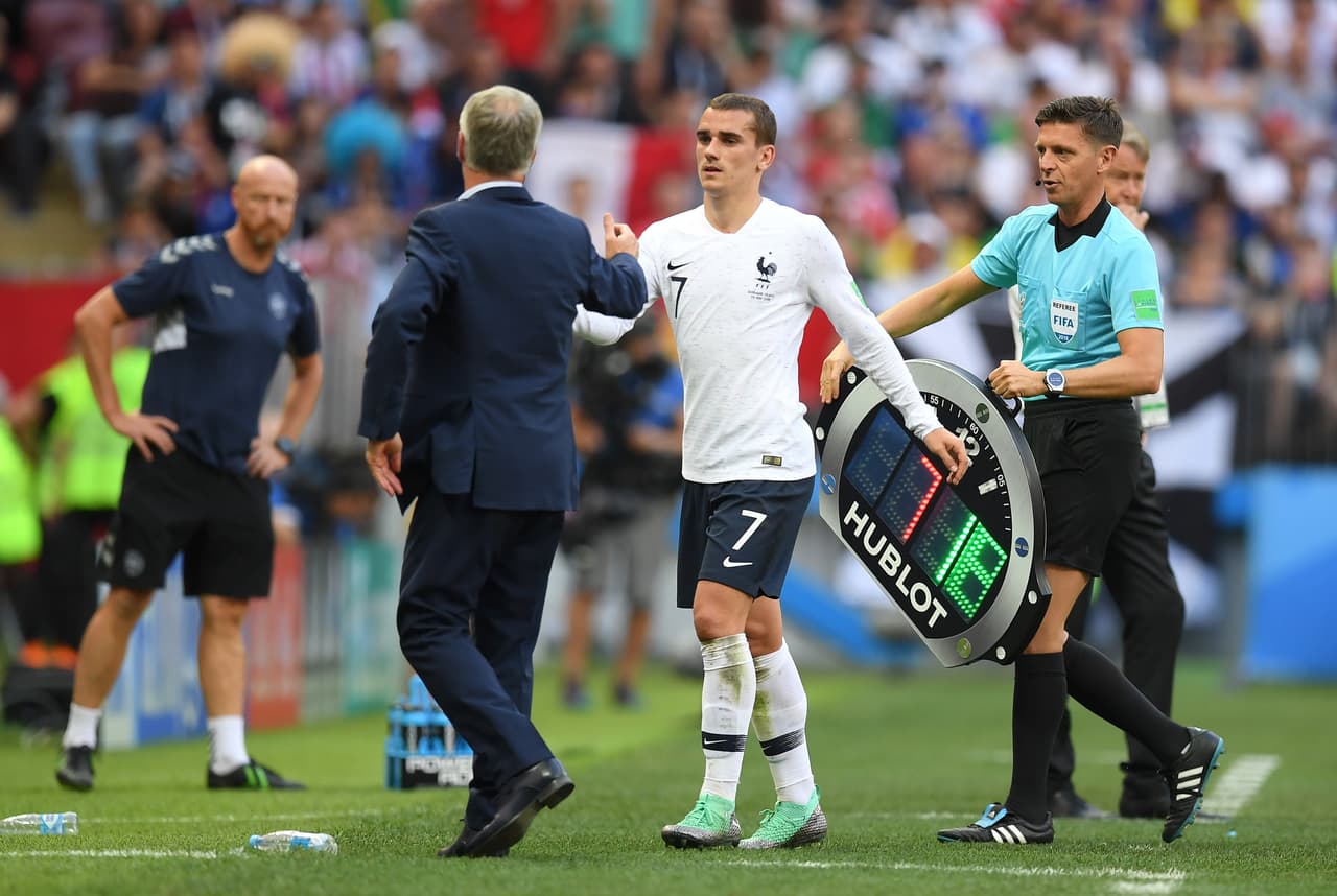 A falta de 20 minutos para el final los entrenadores comenzaron a hacer modificaciones para guardar a sus jugadores para la próxima ronda. Griezmann y Dembélé salieron por Nabil Fekir y Kylian Mbappé.
