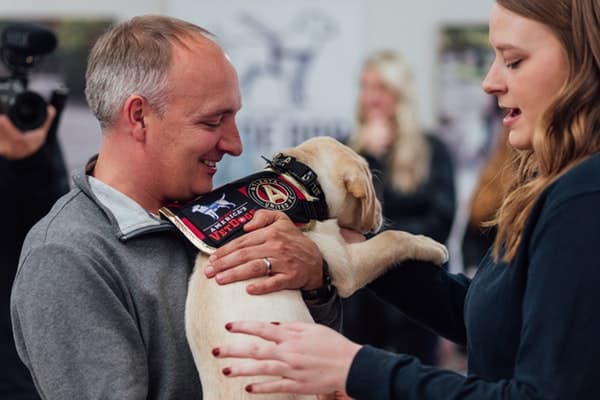 Darren Eales, presidente de Atlanta United fue el encargado de llevar a Spike hasta su nuevo hogar.