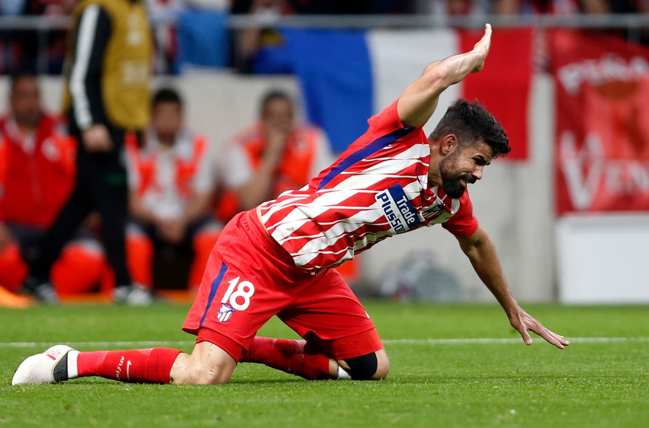 En el minuto 37, Costa cayó en el área ante un cruce de Jeremy Mathieu. El delantero protestó, pero no se sancionó el penal.