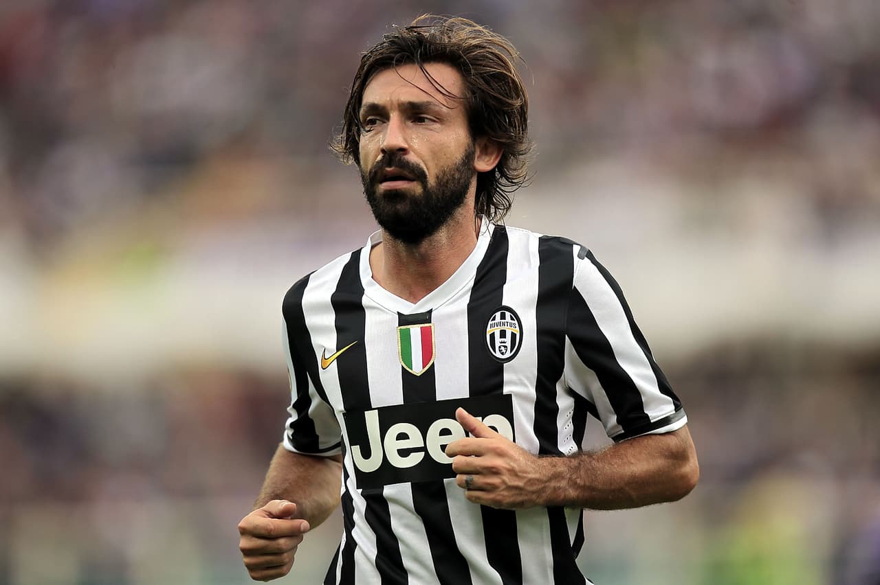 <b>Andrea Pirlo: </b>si hablamos de
<b>maestros del mediocampo</b> inevitablemente tenemos que mencionar al elegante italiano. En todos los equipos que jugó se caracterizó por su
<b>capacidad de recuperación y distribución de la pelota.</b>