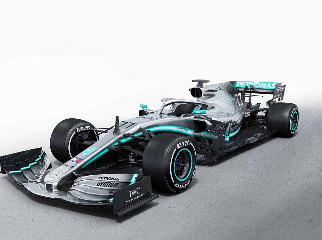 El Mercedes AMG-F1 Team se unió a la lista de los equipos que ya develaron su monoplaza para la nueva temporada de la máxima carpa del automovilismo. Sus colores plateado y azul marino siguen estando vigentes en un coche que emana elegancia y con el que Lewis Hamilton buscará retener su título de campeón mundial.