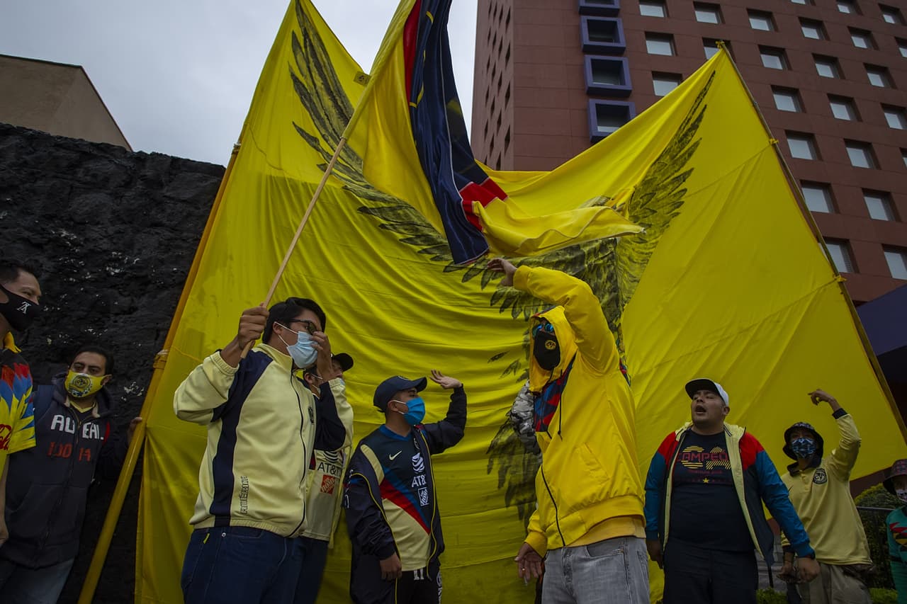 La afición se hizo presente en el Clásico Nacional | Hinchas de las Águilas olvidaron las recomendaciones del Club América y se dieron cita en el hotel de concentración y en el Azteca.