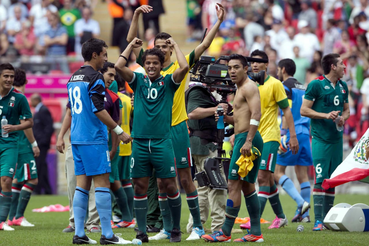 Jesús Corona; Israel Jiménez, Carlos Salcido, Hiram Mier, Darvin Chávez; Diego Reyes, Jorge Enríquez, Héctor Herrera; Marco Fabián, Javier Aquino y Oribe Peralta, fueron los elegidos por Luis Fernando Tena para salir de inicio.
<br>