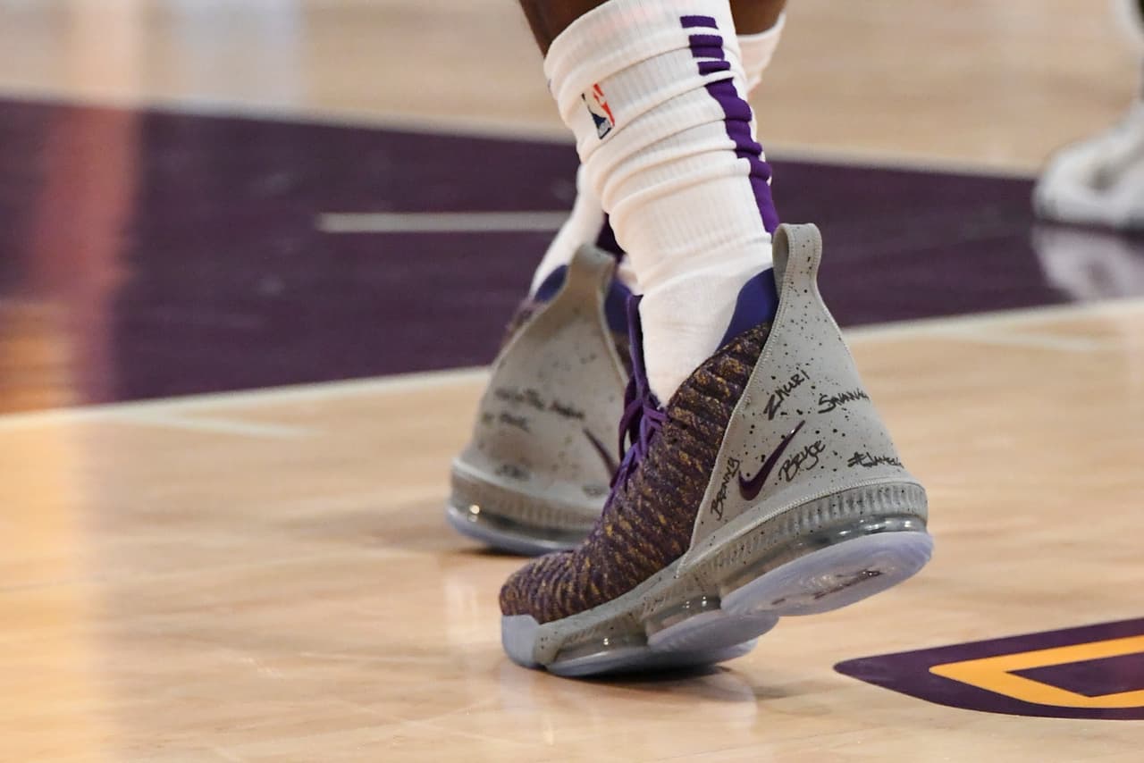En otra edición del clásico de Los Ángeles, Jmaes se calzó este par en combinación de grises en el Staples Center ante los Clippers.