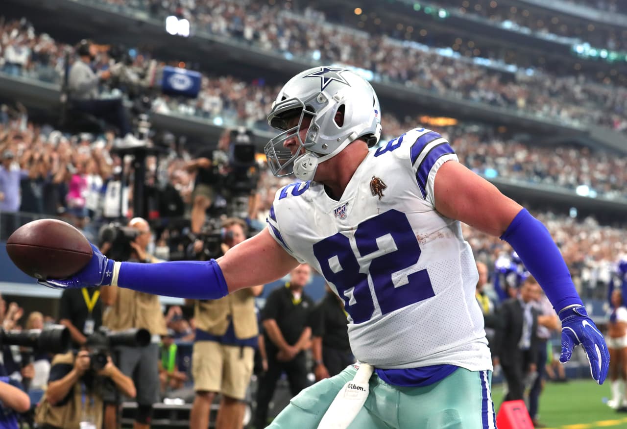 La emoción propició que el #82 de los Cowboys regalara el ovoide a un aficionado.
