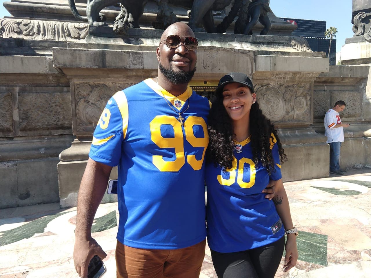 Valga la pena decir que algunos con playeras de los Rams también aparecieron en el escenario, de seguro en la misma situación que los hicnhas de su rival de turno.