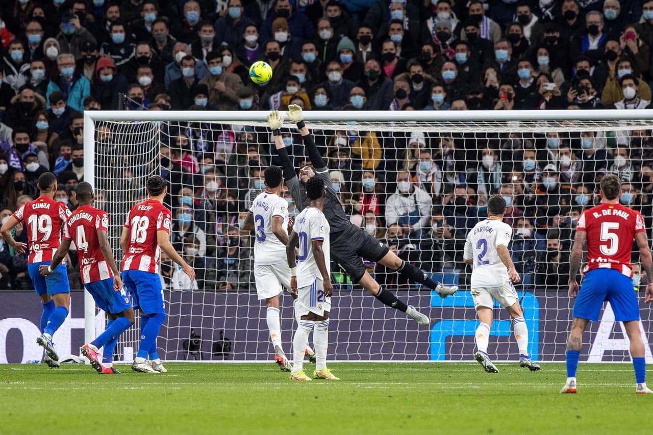Con goles de Karim Benzema y Marco Asencio, el Real Madrid se impone al Atlético de Madrid, se lleva el Derby y sigue con paso perfecto en La Liga.