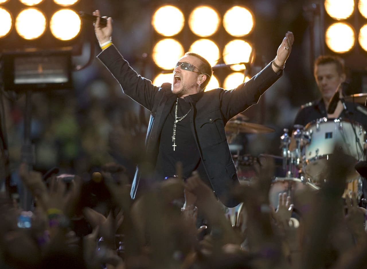 <b>Renacimiento</b>
<br>Bono, cantante del grupo de rock U2, durante el concierto que dieron antes del inicio del partido entre los Falcons y los Saints en el Superdome el 25 de septiembre de 2006 en Nueva Orleans, Louisiana.