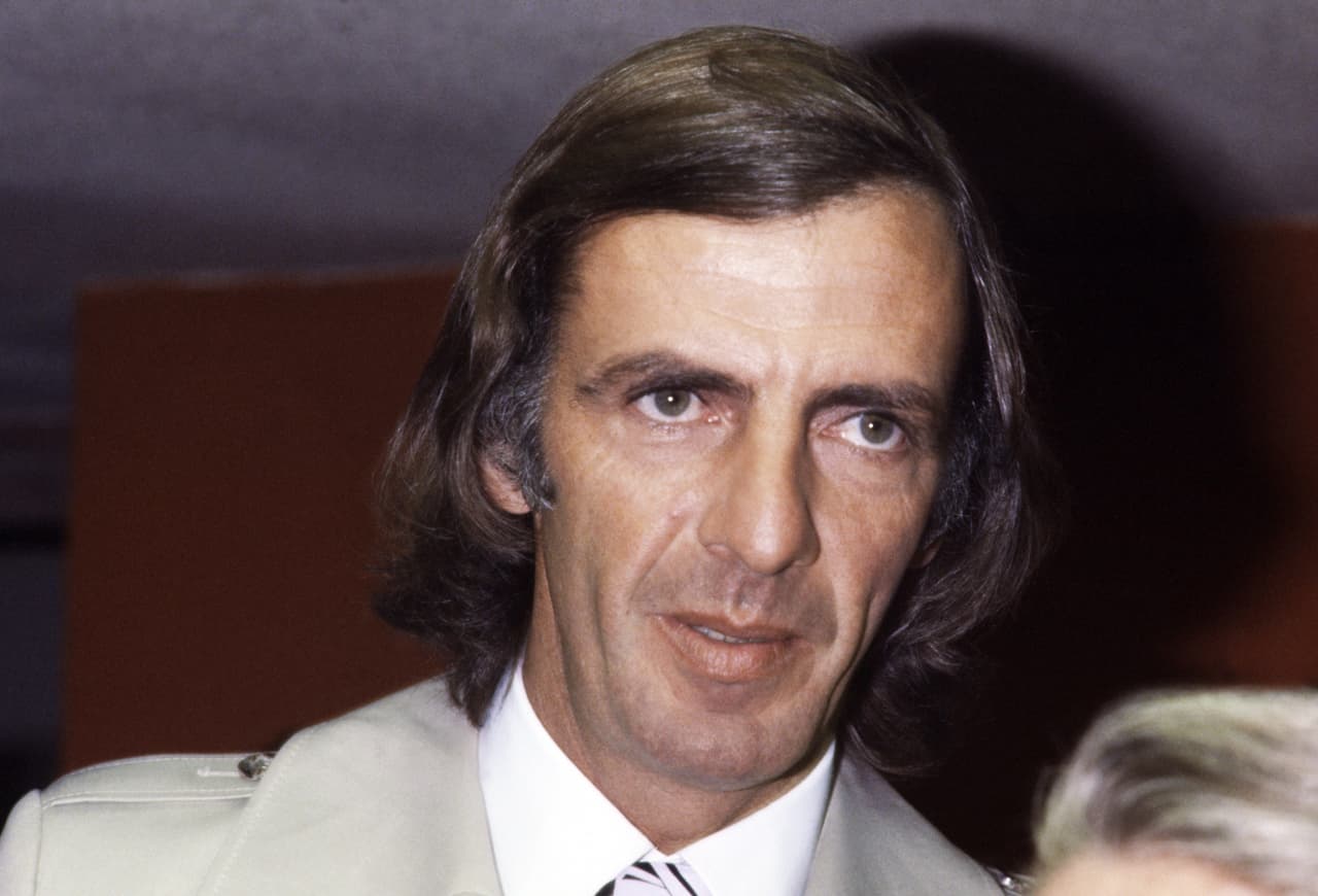 En el caso de los técnicos, solo César Luis Menotti ha podido obtener los dos logros. En 1978 ganó con Argentina la Copa del Mundo y un año después obtuvo el Mundial sub-20 en Japón.