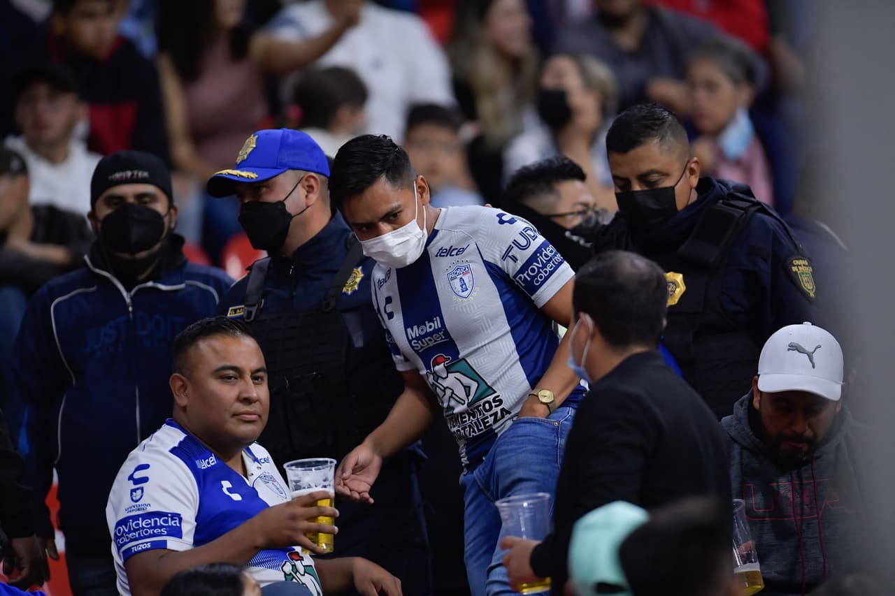 Aficionados fueron desalojados en el Estadio Azteca durante el Cruz Azul vs Pachuca