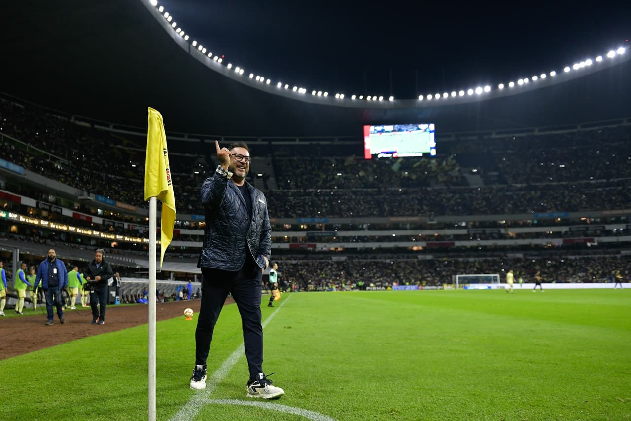 Antonio Mohamed dedica gesto a la afición del América tras su expulsión