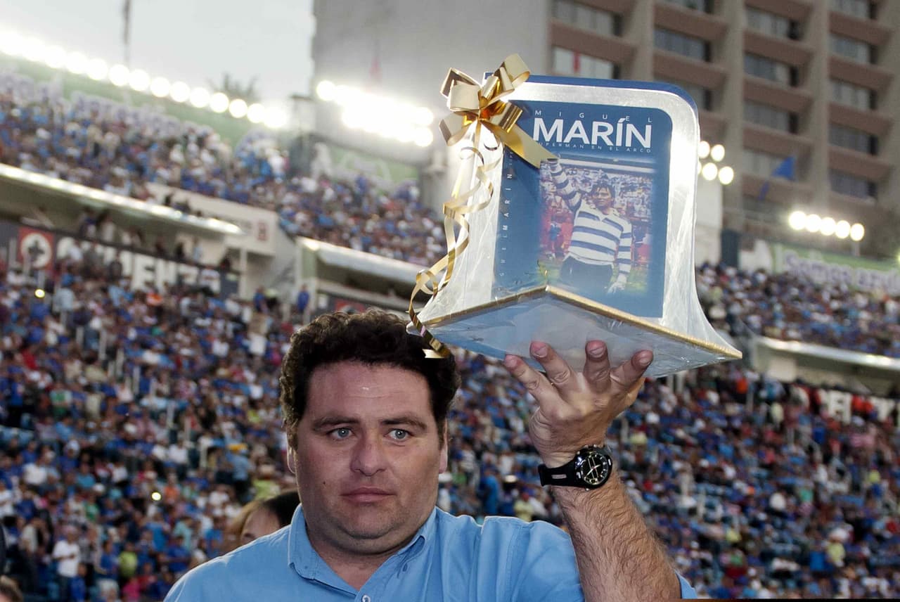 A Miguel 'Supermán' Marín le echaron un año. En 1982, el entonces técnico del Cruz Azul tuvo un desencuentro con el árbitro Jesús Mercado en un partido contra el Puebla. Cuando Marín lo tuvo cerca, le propinó un cabezazo.