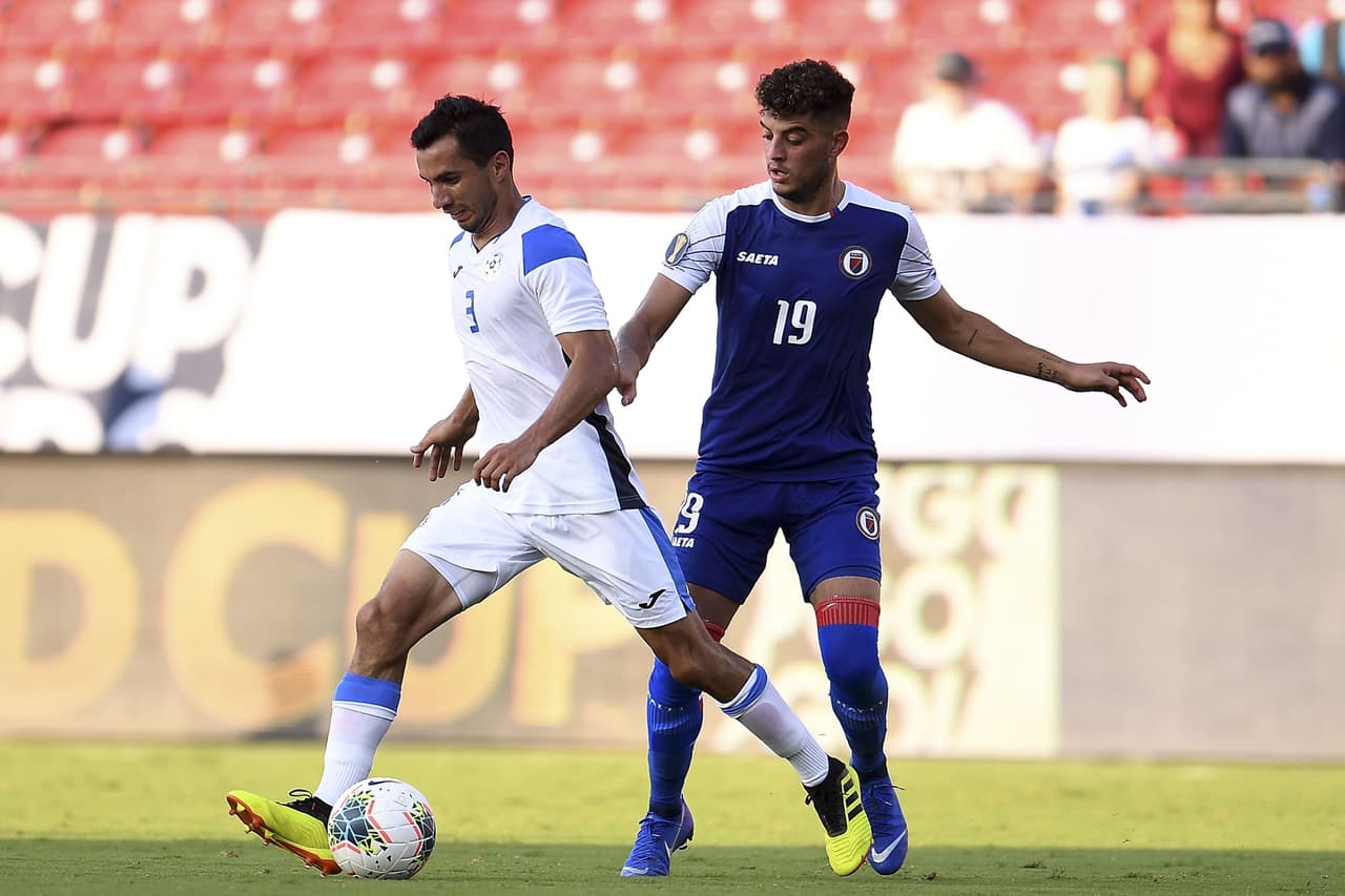 "Claro que somos hermanos, pero el haitiano es su gemelo (cara sonriente). Habrá que hablar seriamente con papá (cara de sospecha, cara pensativa, sonrisas)", escribió Alejandro Vela, hermano de Carlos, en su cuenta de Twitter.