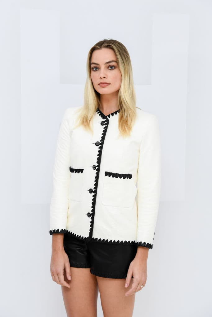 La historia se desarrolla a finales de la década de 1920, durante la transición de la industria cinematográfica de las películas mudas a las películas habladas.